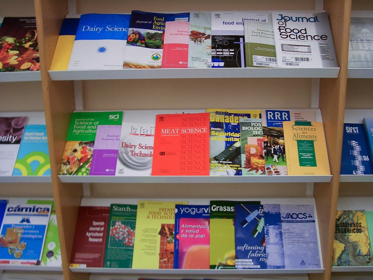 大学図書館の書架に建て並ぶ学会誌・学術雑誌の合本。